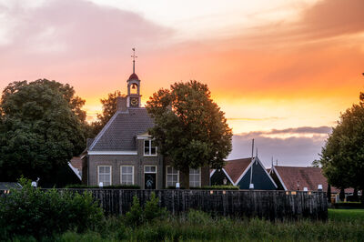Museumkerk in avondgloren in augustus
